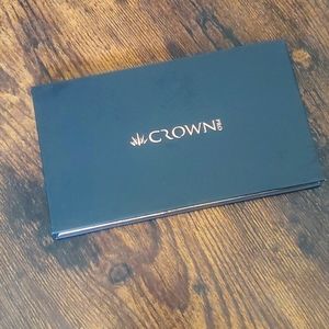 CROWN PRO EYESHADOW PALETTE